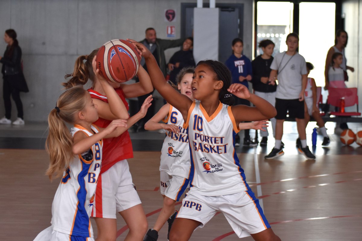 Comitebasket31's tweet image. 1ère édition du MASTER U11 à Cugnaux

Cette fête du Mini basket a rassemblé
✅+ de 300 mini basketteurs (32 équipes)
qui se sont opposés en + de 100 rencontres

La star était aussi dans les airs... Quelle chance d'apercevoir la patrouille de France au dessous de nos têtes🛫