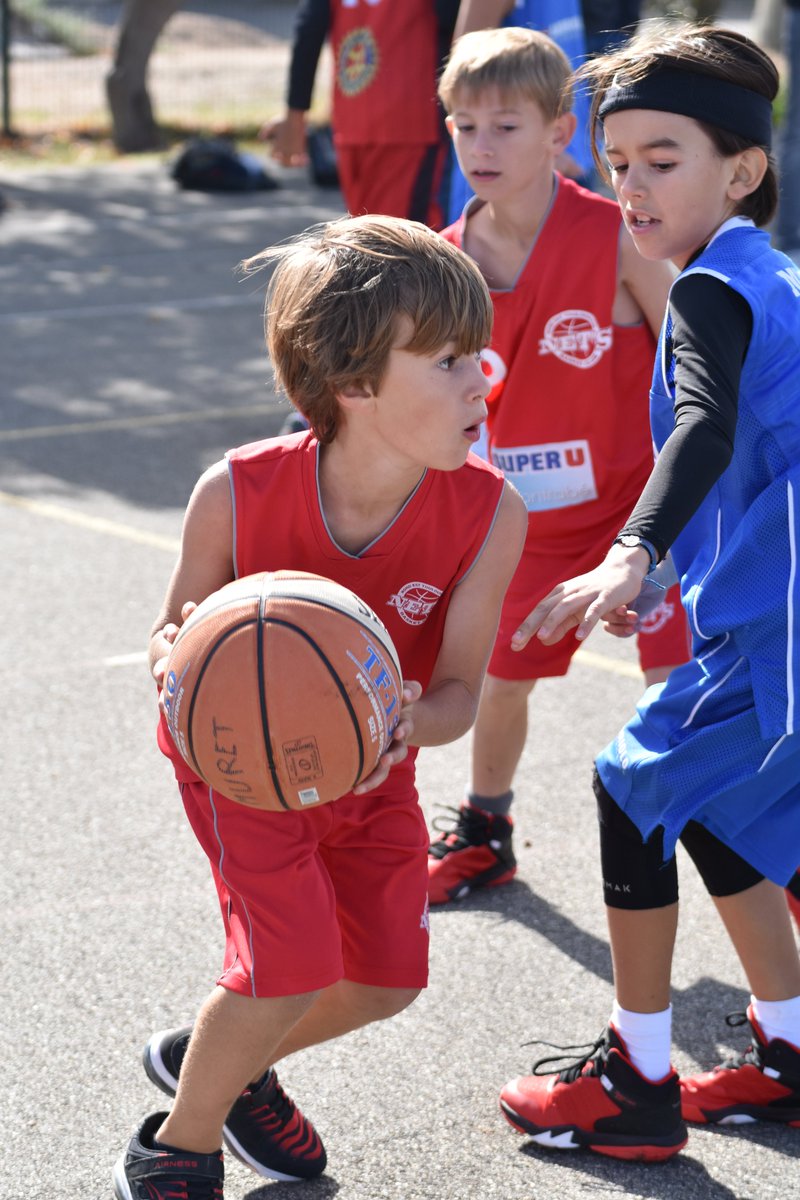 Comitebasket31's tweet image. 1ère édition du MASTER U11 à Cugnaux

Cette fête du Mini basket a rassemblé
✅+ de 300 mini basketteurs (32 équipes)
qui se sont opposés en + de 100 rencontres

La star était aussi dans les airs... Quelle chance d'apercevoir la patrouille de France au dessous de nos têtes🛫