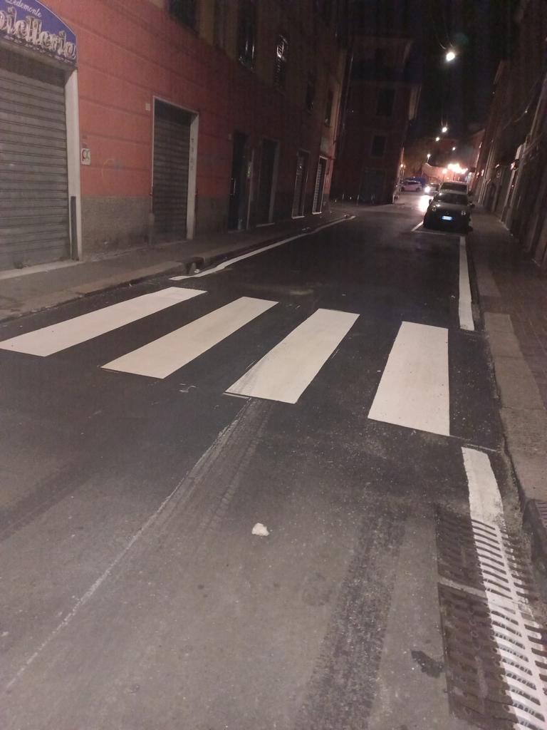 astergenova's tweet photo. Lavori di stesa in notturna a Pontedecimo: in via Anfossi abbiamo provveduto alla stesa di nuovo asfalto - con conglomerato modificato di tipo hard - nei tratti ammalorati.

#aster #astergenova #asterinforma #lavoriamopergenova https://t.co/yGbjHtkznI