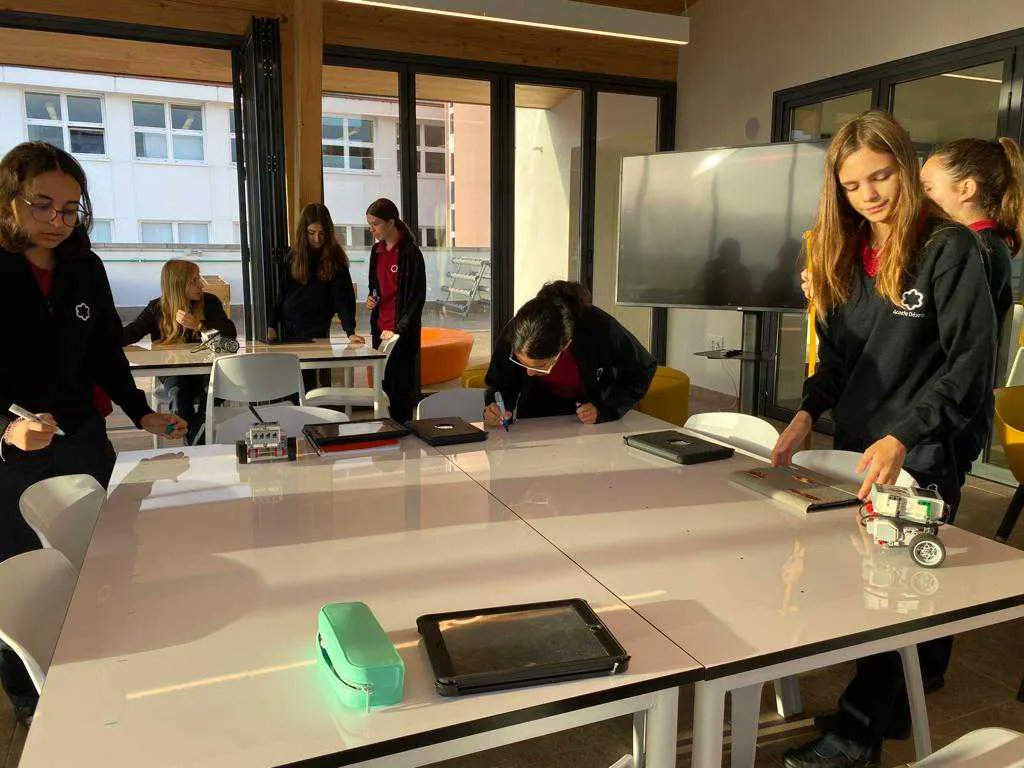 RealejosNazaret's tweet photo. En un contexto #Maker cada alumno planifica y gestiona su propio aprendizaje, manipulando y haciendo tangible lo abstracto. ¡Aprender así mola!
.
.
#ReDiseña #ReCrea #ReConsiderarElMomentum #FabLab #AulaMaker #NazaretRealejos @coleinnovadores https://t.co/Z9dZsTAkP8