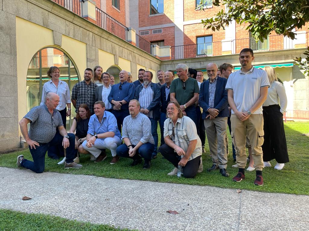 Ayer una delegación de la fundación <a href="/largocaballerof/">Fundación Francisco Largo Caballero</a> encabezada por su presidente <a href="/chanpache/">Sebastián Pacheco</a> se reunió en la Escuela Julián Besteiro <a href="/UGT_Comunica/">UGT</a> con <a href="/ELogIT_no/">EL og IT Forbundet</a> Sindicato de Electricistas de Noruega para tratar el Proyecto de #LeyDeMemoriaDemocrática #AntónSaracíbar <a href="/mdelarochar/">Manuel de la Rocha R</a>