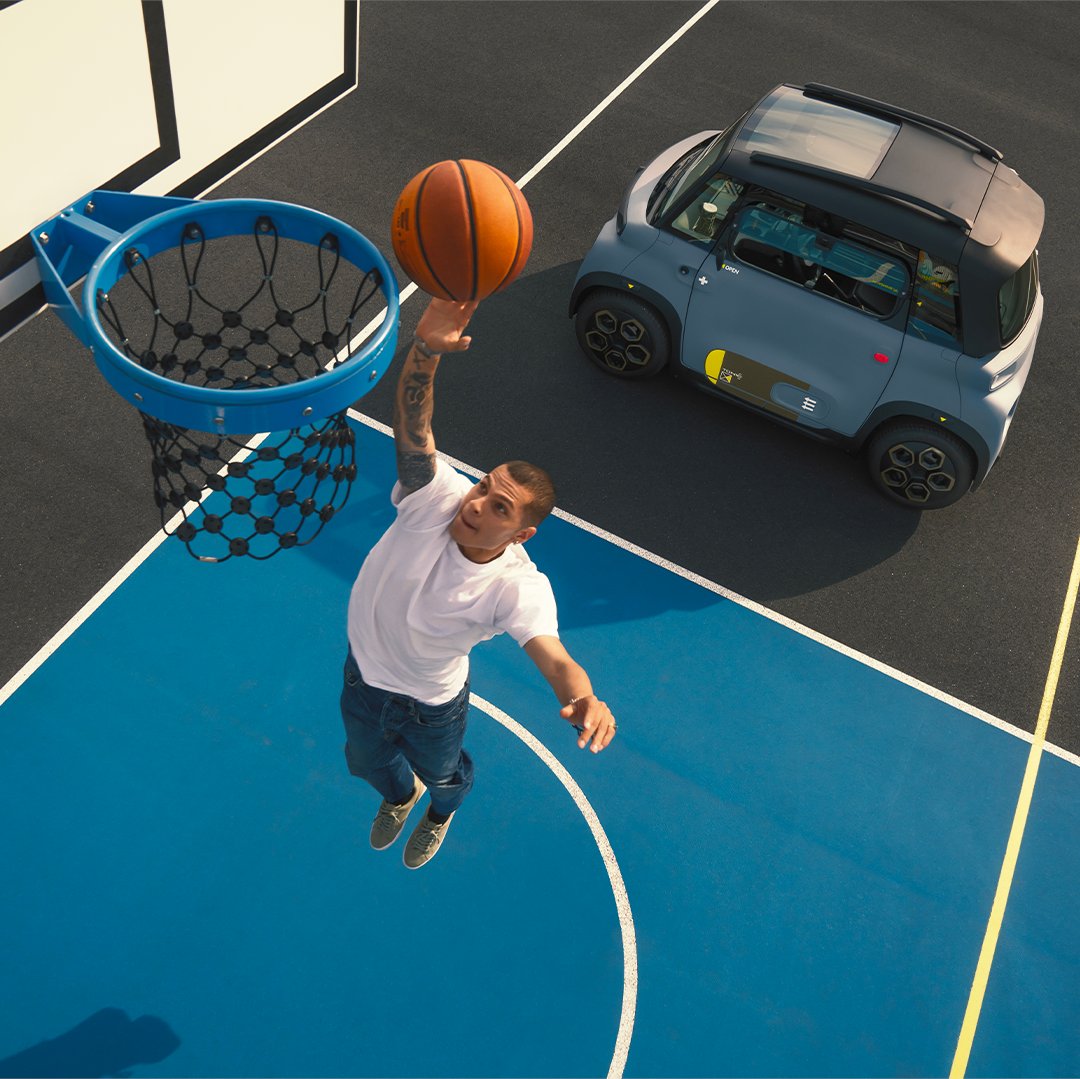 CitroenEspana's tweet photo. El primer 1 contra 1, humano vs. tostadora.
#CitroënAmiTonic. https://t.co/OgHsbGnwvp