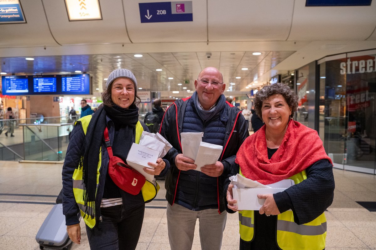dgb_nds's tweet photo. Am Samstag steigt der #Mindestlohn auf 12 €. Schon heute informierten Kolleg*innen an rund 230 Orten in ganz Deutschland über die Erhöhung. Unser DGB-Bundesvorstandsmitglied @Anja_Piel war in #Hannover mit 20 engagierten Ehrenamtlichen im Hauptbahnhof aktiv. Gewerkschaft wirkt! https://t.co/zhKI0OCpxf