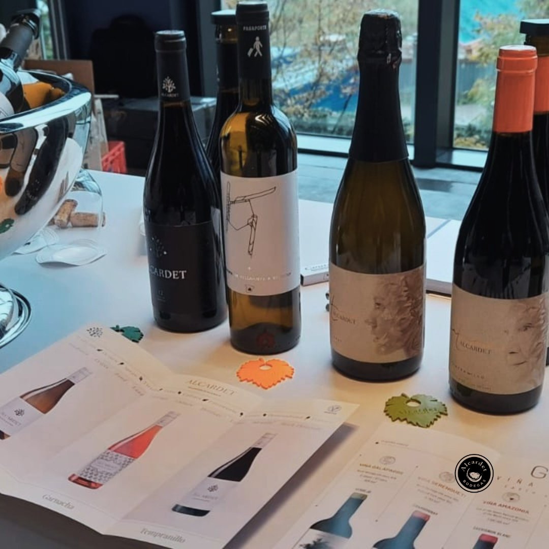 Alcardet_winery's tweet photo. Nuestro #equipo se ha desplazado a #VARSOVINO, la #feriainternacional del #vinoespañol 🍷 en Varsovia. 🌍✈️. Además de presentar nuestros #vinos a más de 300 profesionales, pudimos asistir a una #cata comentada dirigida por Audrey Doré, sumiller de El Celler de Can Roca 😍. https://t.co/nKIQbYCg4x
