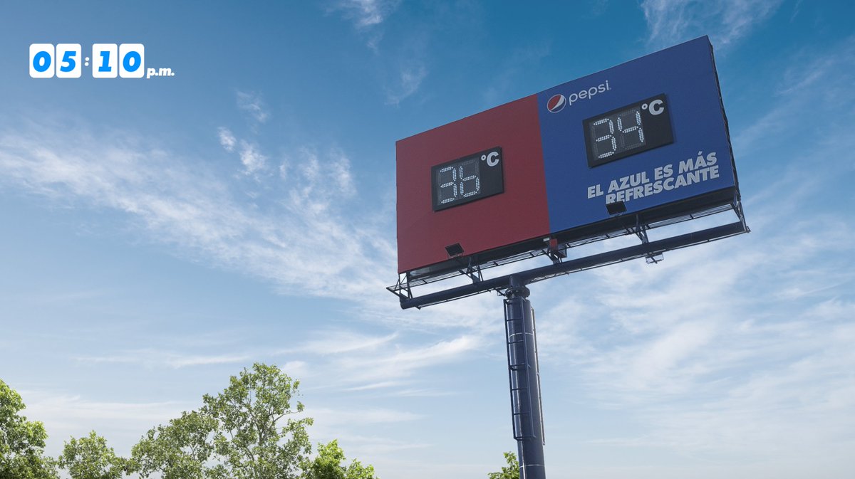 lacriaturacreat's tweet photo. Pepsi demuestra que su azul refresca más que el rojo de la competencia con esta peculiar valla publicitaria

La campaña parte de un estudio que dice que las superficies azules absorben menos radiación solar y son más frescas

Os cuento más por aquí 👉 https://t.co/2lsrNJDwcW https://t.co/cr426SgitW