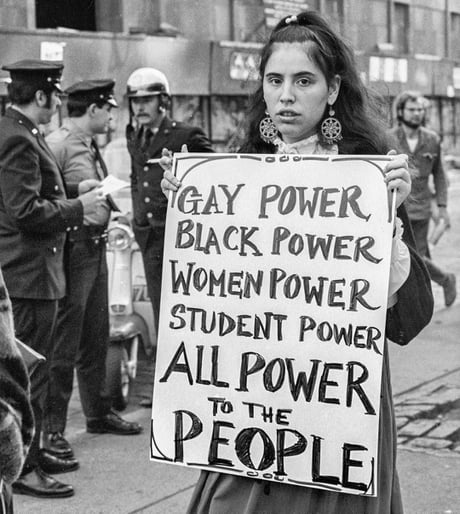 #fotodelgiorno: Power to the people, una dimostrante americana nel 1970 a New York.