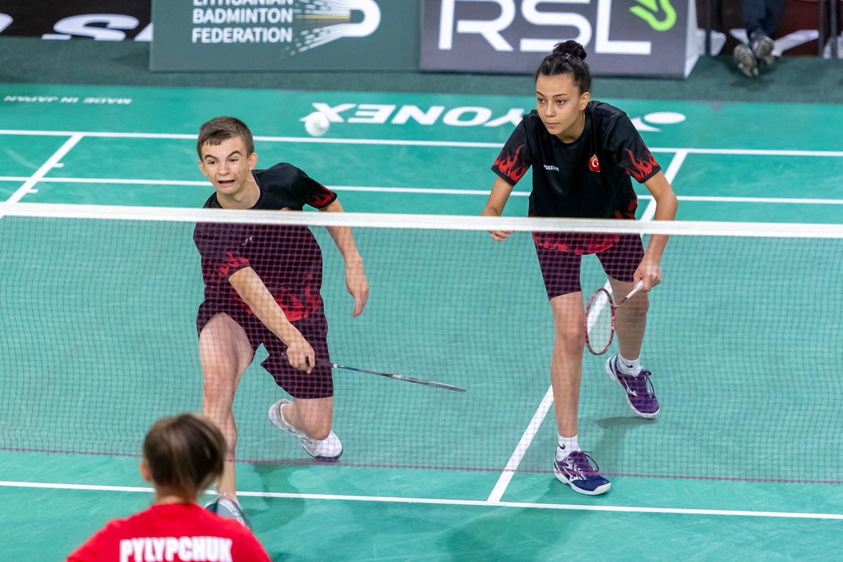 GSB_Kayseri's tweet photo. Litvanya'da düzenlenen İşitme Engelliler U19 Avrupa Badminton Şampiyonası'nda sporcumuz Tellinur Ataş ve Muhammed Mahmut Sert Mixler kategorisinde Avrupa 3.'sü olarak bronz madalya kazandı. Şampiyonada Milli Takımımız Avrupa 2.'si oldu. Tebrik ediyoruz. 👏👏👏 https://t.co/gsAFFzh8gp