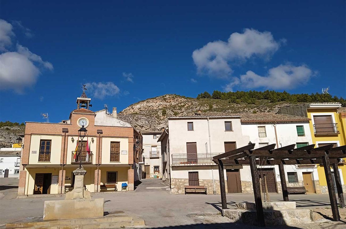 FADETA_GDR's tweet photo. ▶Si quieres huir del bullicio, la contaminación y el estrés de la ciudad, debes conocer #Romanones, otro #pueblo de nuestra comarca que te recibirá con las puertas abiertas.
😍¡Cambia a lo #rural! La Alcarria del Tajo-Tajuña #estusitio.
https://t.co/17txtF2VEl
#calidaddevida https://t.co/bLbdBQ8Bin