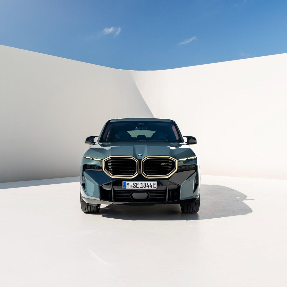 BMWSrbija's tweet photo. U svetlu jubilarne proslave 50 godina M odeljenja, BMW danas zvanično predstavlja prvi ikada BMW XM. Reč je o prvom elektrifikovanom SAV modelu visokih performansi koji dolazi u ekskluzivnom i ekstravagantnom dizajnu. 
Više o modelu možete saznati ovde: https://t.co/Wgx1vwnbIt https://t.co/1ZXtKPoqI1