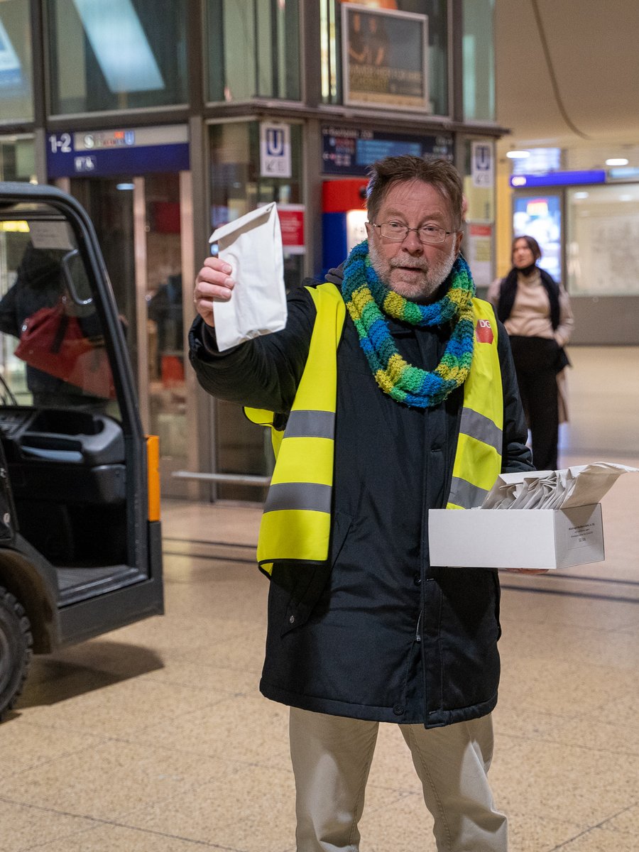 Am Samstag steigt der #Mindestlohn auf 12 €. Schon heute informierten Kolleg*innen an rund 230 Orten in ganz Deutschland über die Erhöhung. Unser DGB-Bundesvorstandsmitglied <a href="/Anja_Piel/">Anja Piel</a> war in #Hannover mit 20 engagierten Ehrenamtlichen im Hauptbahnhof aktiv. Gewerkschaft wirkt!