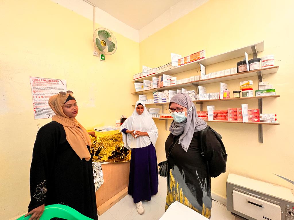 UNFPA_SOMALIA's tweet photo. #TrainedMidwives provide #maternalHealth &amp; psychosocial support that save mothers' &amp; babies' lives! 
150 midwives from 3 #UNFPA supported midwifery schools in Kismayo, Baidoa &amp; Garowe graduated yesterday! Thank you @CanHCKenya for supporting 100 of them to complete the training. https://t.co/nLpASXftAH