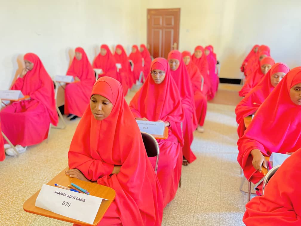 UNFPA_SOMALIA's tweet photo. #TrainedMidwives provide #maternalHealth &amp; psychosocial support that save mothers' &amp; babies' lives! 
150 midwives from 3 #UNFPA supported midwifery schools in Kismayo, Baidoa &amp; Garowe graduated yesterday! Thank you @CanHCKenya for supporting 100 of them to complete the training. https://t.co/nLpASXftAH