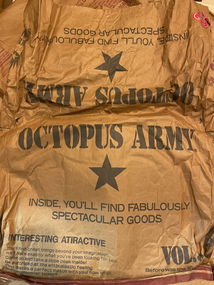 heureux6's tweet photo. OCTOPUS ARMY 懐かしいね!
すごいしっかりした紙袋
30年ぐらい押入れにいたようです
古紙の日にちょうどイイ
#OCTOPUSARMY
#片付け
#断捨離 https://t.co/Rjj99HLV0x