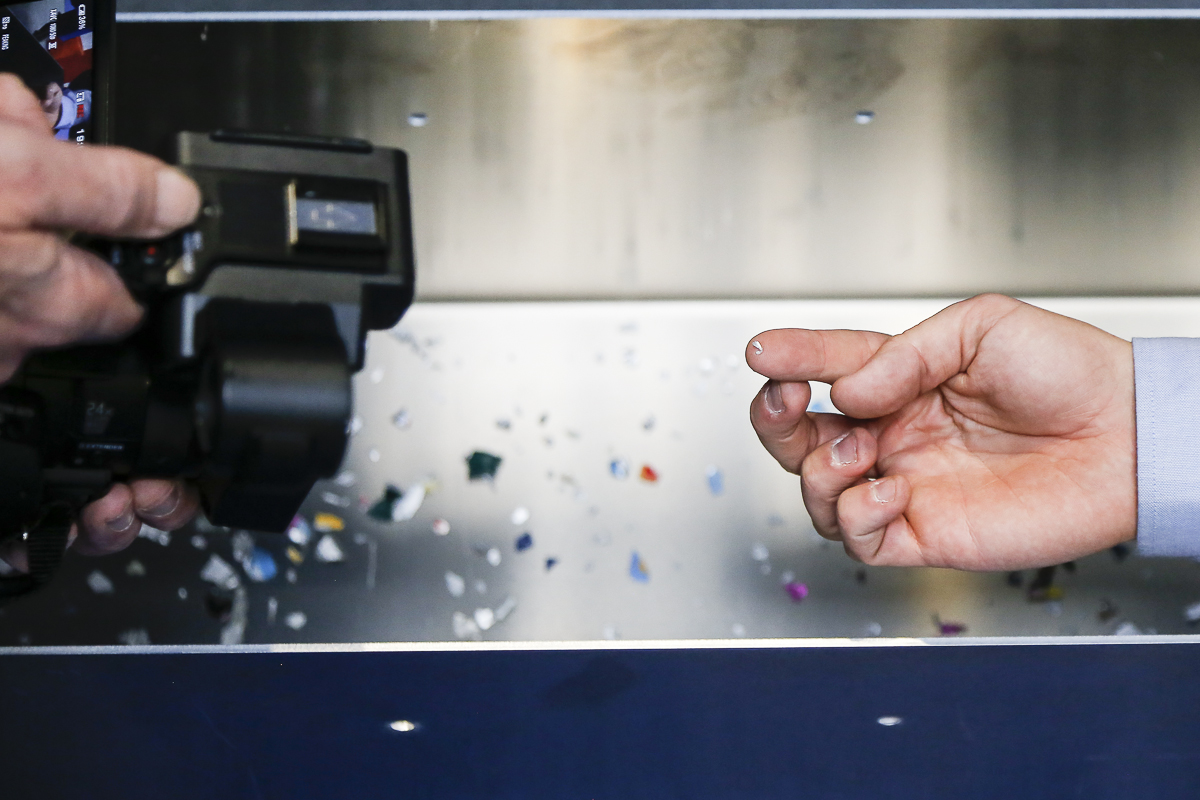 BuntingRedditch's tweet photo. This very small flake of aluminium (on Tom's finger) was separated from shredded PET bottles on our Eddy Current Separator
#recycling #plasticwaste #eddycurrentseparator #metalseparator @PlastikMedia_UK @PMMDA
Technical product details > https://t.co/tRWfFg5dYI https://t.co/qNOIhSvbJR