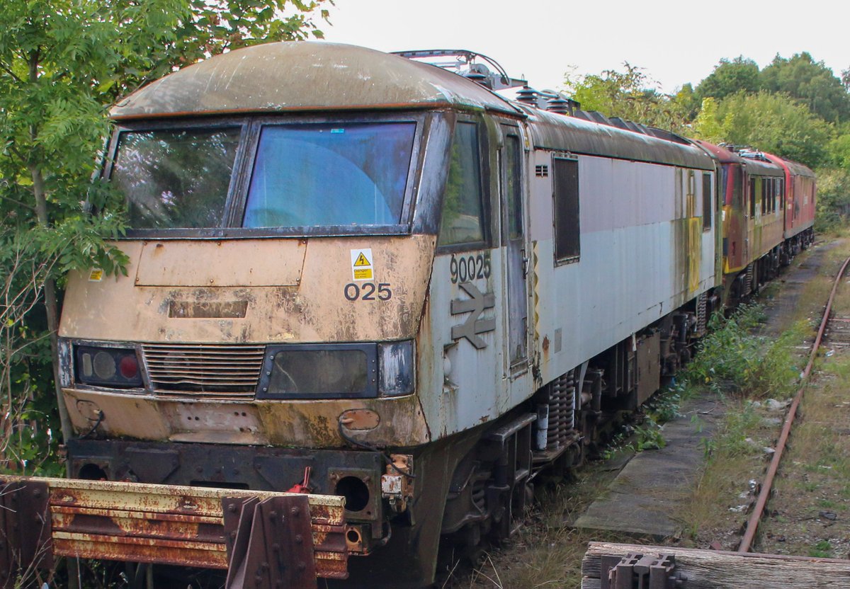 beeranddiesels's tweet image. Long out of service 90025 at Crewe Electric depot on 13/09/2022.  90031, 92031 can be seen behind. #Class90 #Class92 #Crewe