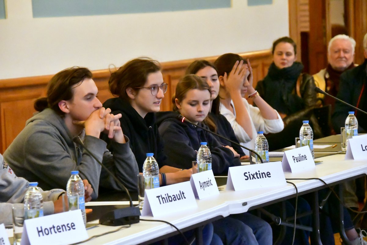 villedemarcq's tweet photo. C 'est à l'hôtel de ville qu'a eu lieu hier soir la séance d'installation du conseil des jeunes.
Le Conseil des Jeunes rassemble 24 Marcquoises et Marcquois de 14 à 20 ans
poursuivant la même envie de s’investir pour la Ville.
#citoyens #jeunesse #engagement https://t.co/m7K35AtqQe