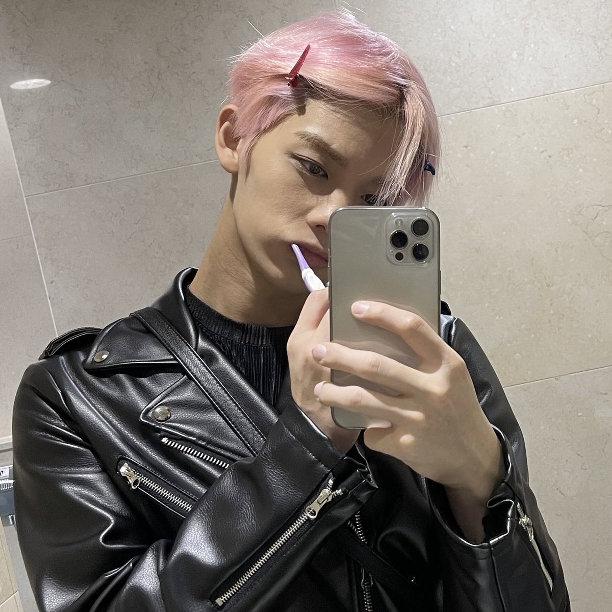 LQBAEJY's tweet photo. then                                  now
#배진영 #BAEJINYOUNG https://t.co/WtvDdrPS4C