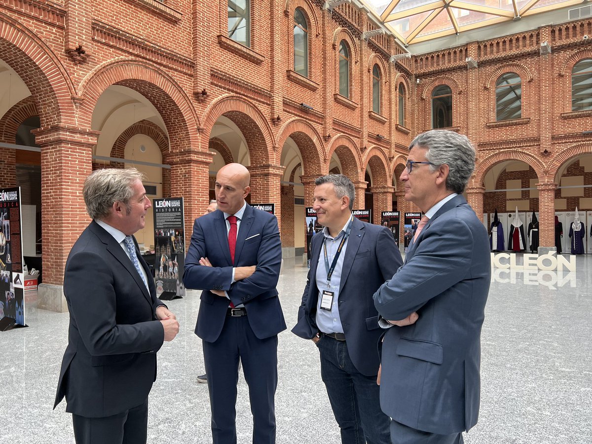 JADIEZLEON's tweet photo. El e-commerce abre una vía de crecimiento esencial para las empresas de #leonesp. Hoy avalamos estos proyectos e iniciativas en la jornada organizada por @ccomercioleon y #Alece y recordamos la inversión del @LeonAyto prevista de 6,3 mill. en mejorar el comercio #nextgenerationeu https://t.co/vVNDmF1MLz