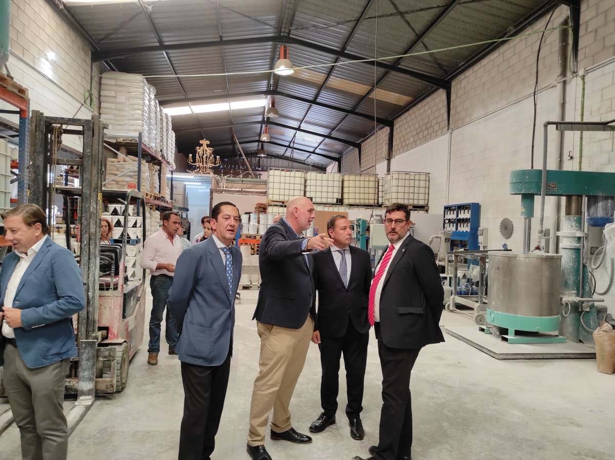 @AESURoficial ha celebrado su XVIII Almuerzo Empresarial con gran éxito de asistencia empresarial y acompañados por el vicepresidente de <a href="/CES_Sevilla/">Empresas de Sevilla</a>, por el Delegado de Gobierno de la <a href="/JuntaSevilla/">Junta Sevilla</a> y el alcalde del <a href="/CiudadUtrera/">Ayuntamiento de Utrera</a> y con antelación visitaron la empresa <a href="/Rts_Spain/">RTS - Revestimientos Técnicos Sostenibles</a>