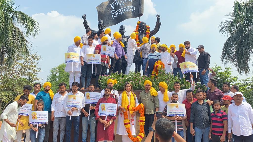 IYC's tweet photo. आज शहीद भगत सिंह जी की जयंती पर नई दिल्ली के शहीदी पार्क में स्थापित शहीद भगत सिंह जी की प्रतिमा पर माल्यार्पण कर युवा कांग्रेस द्वारा श्रद्धांजलि दी गई। https://t.co/79MvFbabVb