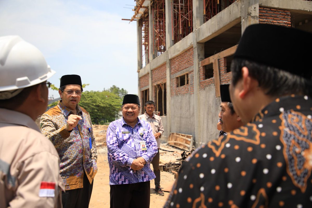 Irjen Kemenag RI, Faisal, memantau proyek SBSN di MAN 1 Pekalongan dan proyek Revitalisasi KUA di Kec. Pekalongan Barat.

Irjen secara tegas menyampaikan kepada KPA, PPK, dan Rekanan jangan sampai ada proyek yang mangkrak, semua harus selesai dan clear.