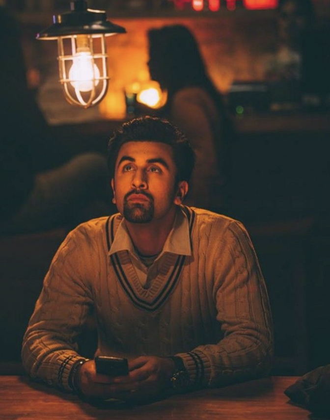 jammypants4's tweet image. अरे बहुत ही ज़हरीला साँप रहे बचपन
ऐसे मिल जात रह बाग़ बगिचन माँ!
फूल पत्तियंन की आड़ माँ!
फंन उठाए, डस्सने को तैयार!

हम तो बड़े होते ही मार डालें उसको!
कुचल दिया जमीन पे!
ऐसे पाँव रख्हे उसकी गर्दन पे,
और दबां दिए साले को!

मर गया बचपन!
अब् कोई नहीं कह सकता में स्पेशल हूँ!