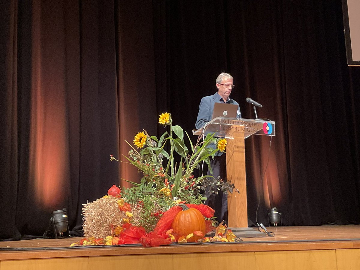Helmut Klaßen - Bundesvorsitzender des #bak #Lehrerbildung e.V. - begrüßt alle Teilnehmenden zum 56. bak Seminartag in #Gera #bak22