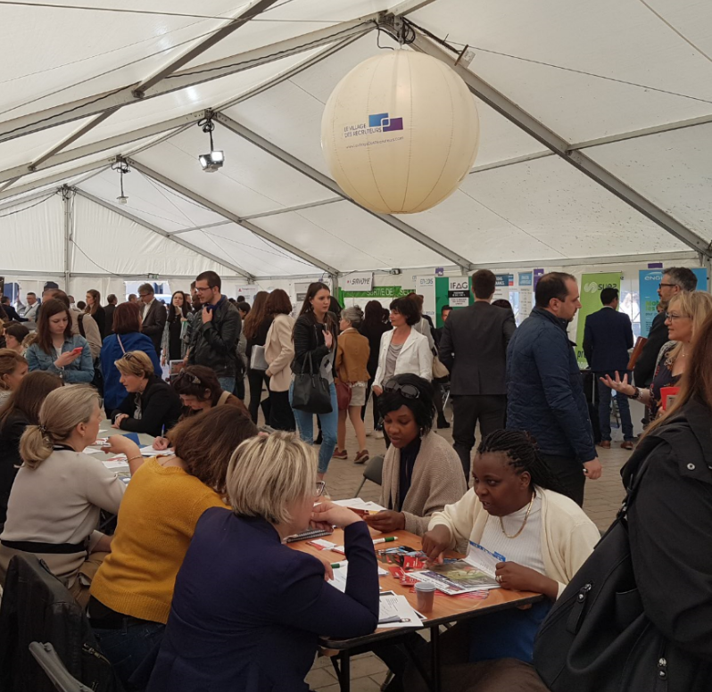 k6fm's tweet photo. Journée spéciale "Village des #recruteurs #Dijon" demain sur #K6, avec un rdv dans tous les flashs #info entre 7h et 17h. Découvrez l'évènement en #podcast avec Antoine #Tallis #Aglae #events 
👉https://t.co/yRrY3DYvn9👈 https://t.co/GfdzJ3vWkc
