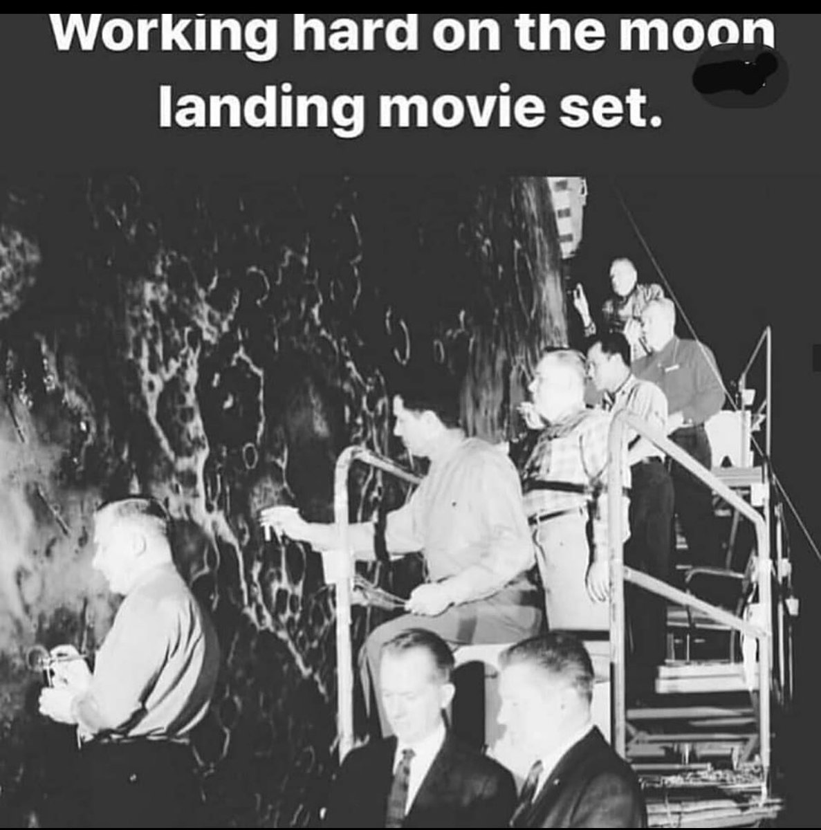 serat777's tweet photo. #lies #NASA #movies #hollywood #allstaged #flatearth #greenscreen #moonlanding #fake https://t.co/I72Dz051fQ