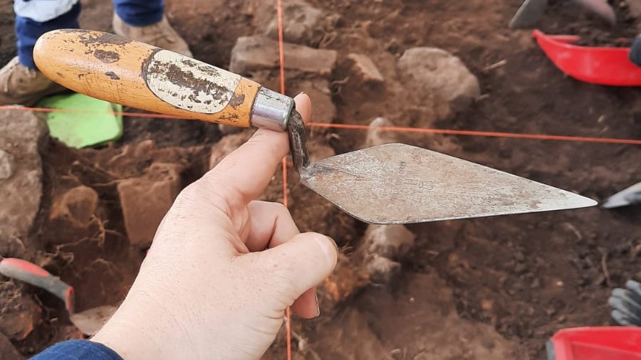 I was today year's old when I learnt this is the sign of a quality trowel - it's all about balance! @EverickHF @AustArchaeology #EFfieldschool2022 #everickfoundation #archaeology