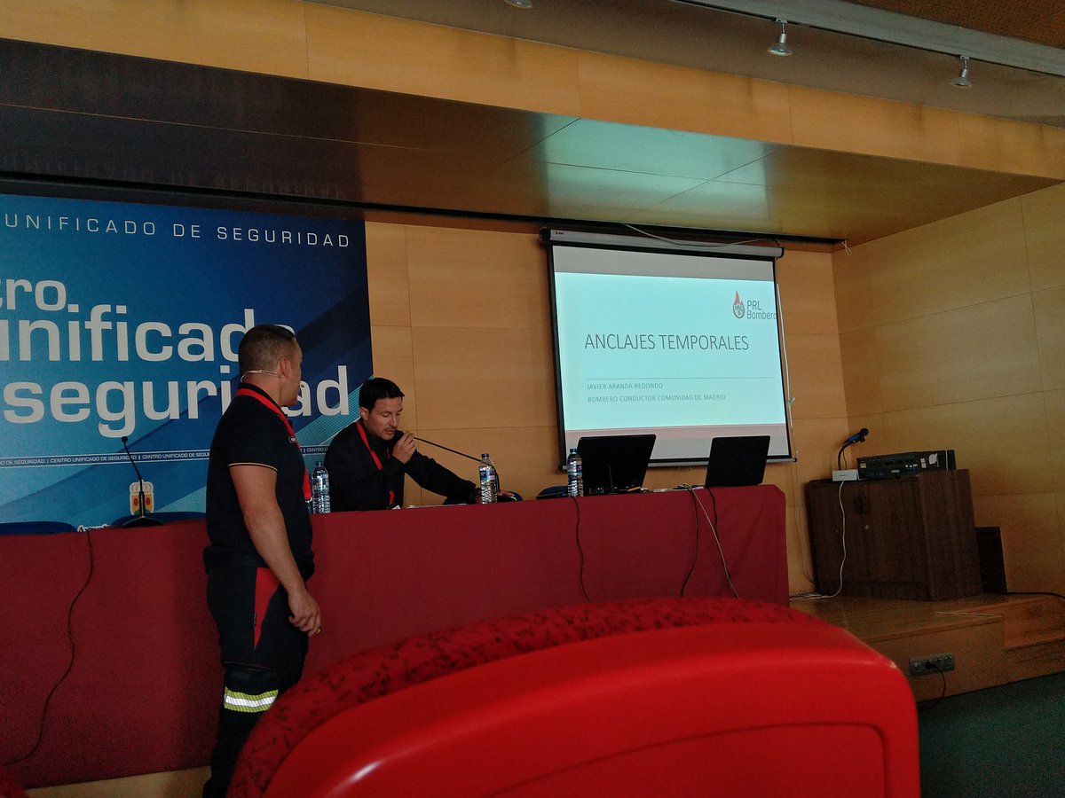 VctorManueFdez's tweet photo. ➡️ @jarbo006  nos habla en el IV Congreso Nacional de #PRL, a cerca de los "Anclajes temporales para #bomberos".
#Formación https://t.co/6S62EUk6Tc