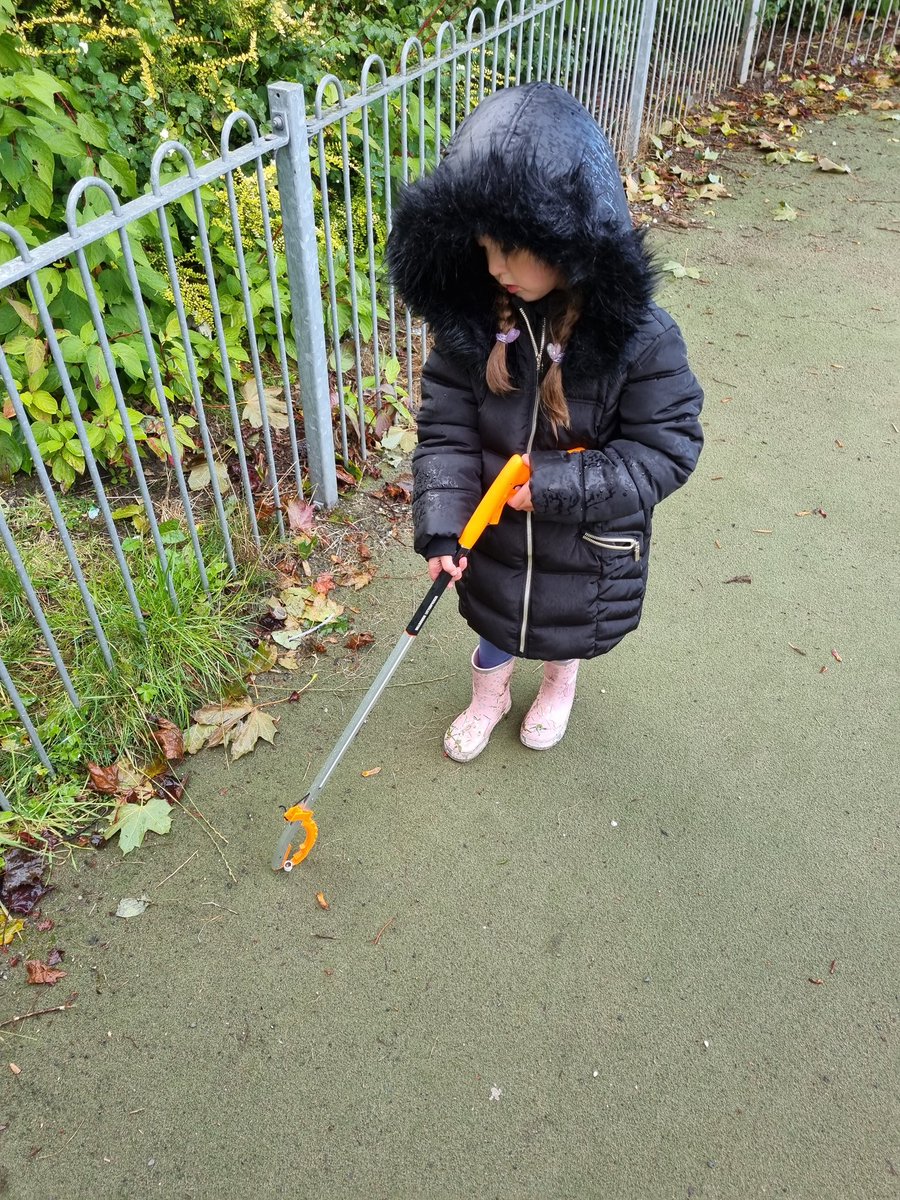 caveamanda321's tweet photo. After Amelie learned how litter affects animals, we ordered equipment which finally came yesterday. Amelie still wanted to go despite the rain &amp; collected 1 bag of litter from round Aspull including Haigh Road and the park. #proud #litterpicking @MissWrightOLA @OURLADYSASPULL https://t.co/jCVjPIie9t