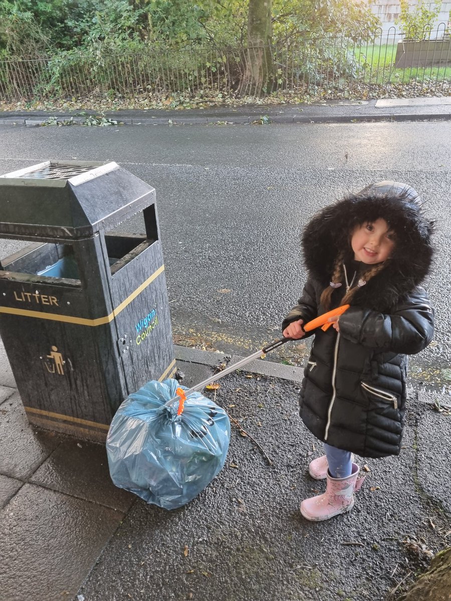 caveamanda321's tweet photo. After Amelie learned how litter affects animals, we ordered equipment which finally came yesterday. Amelie still wanted to go despite the rain &amp; collected 1 bag of litter from round Aspull including Haigh Road and the park. #proud #litterpicking @MissWrightOLA @OURLADYSASPULL https://t.co/jCVjPIie9t