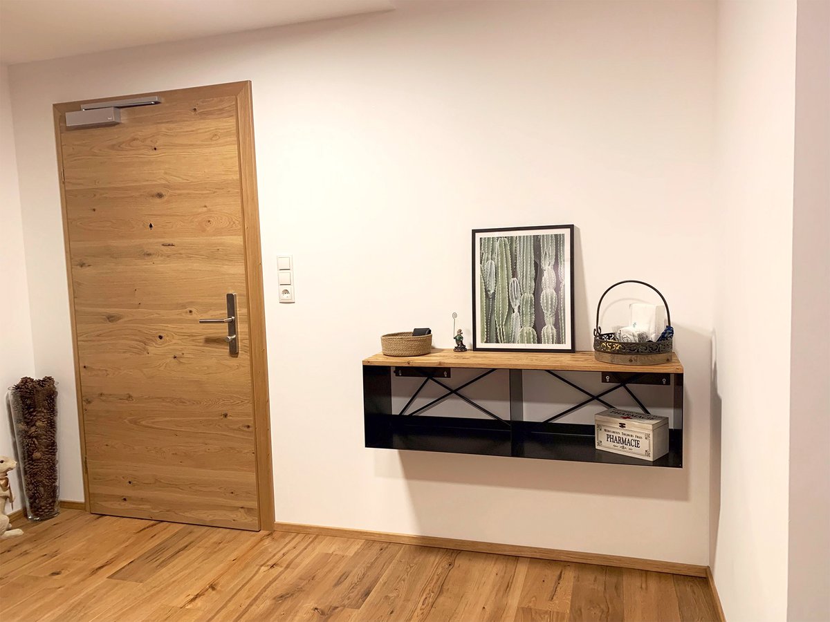 StahlzartMoebel's tweet photo. Das hängende TV-Lowboard PURE MNMSLM S ist die perfekte Ergänzung für jedes moderne Zuhause. Es ist aus Massivholz Wildeiche und Stahl gefertigt, mit einem minimalistischen Design, das in Deutschland handgefertigt wird. 

Infos @ https://t.co/QqZPLJNf5Q

#stahlzart #lowboard https://t.co/NYtFnw7foF