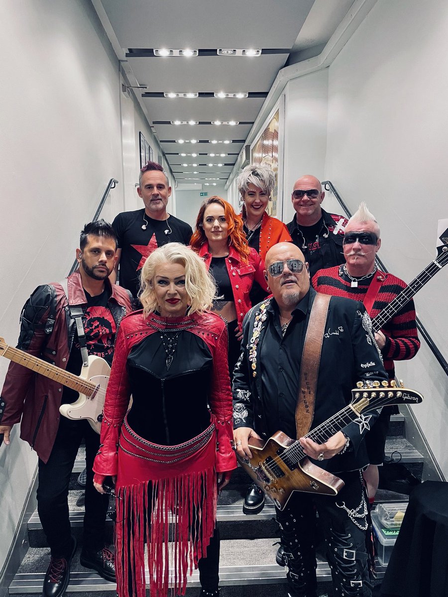 this incredible band🙌❤️ ⁦<a href="/neiljonesguitar/">Neil Jones</a>⁩ ⁦@jonatkinsondrum⁩ ⁦<a href="/scarlettwilde/">SCARLETT WILDE</a>⁩ ⁦<a href="/Emilydrums/">Emily Dolan Davies</a>⁩ ⁦<a href="/Wildericky/">Ricky Wilde 🎶🇺🇦</a>⁩ ⁦<a href="/steviepwr/">Steve Power</a>⁩ ⁦<a href="/coopsthetash/">Coopsthetash</a>⁩ .Germany here we come!🇩🇪👊🤘