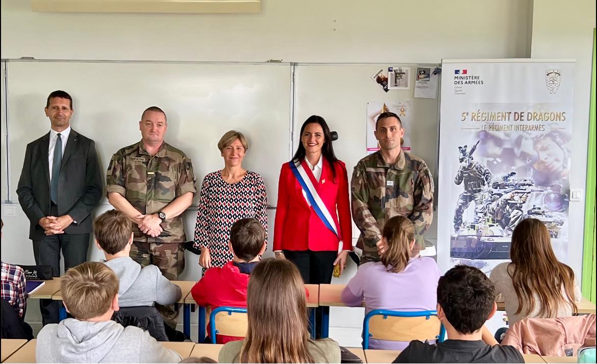 Mme Bazin-Malgras, députée de la circonscription, est venue échanger avec les élèves de 3ème 3 sur leur engagement citoyen dans le cadre de la Classe de Défense et de Sécurité Générale en présence de M. TOUFFU (ONACVG) et des membres du 5ème régiment de Dragons, notre partenaire.
