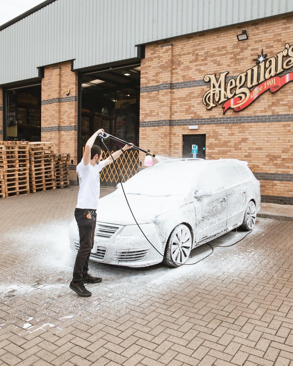 Tip of the Bay - Use our Ultimate Snow Foam to remove loose contaminants from your car before the contact wash. This will reduce the risk of inflicting swirls on your paint. PLUS IT LOOKS COOL &amp; WAX SAFE. 
#tipofthebay 
.
#snowfoam #carwash #meguiars