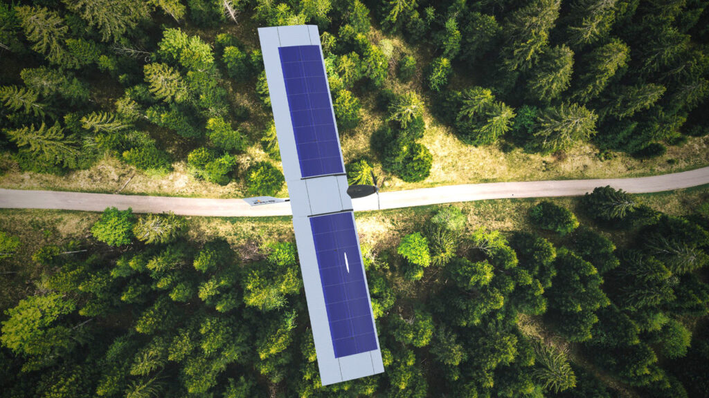 TvEnvironment's tweet photo. ☀️Il drone #solare pesa 1,5 chili e vola fino a 8 ore consecutive a 40 km/h
🔥fornisce le coordinate di roghi anche di ridotte dimensioni
🔍garantisce la copertura continuativa di ampie aree 
🌲previene la distruzione di boschi e foreste 

🔗https://t.co/Am2BEvEfw9 https://t.co/YIc8SvRUEH