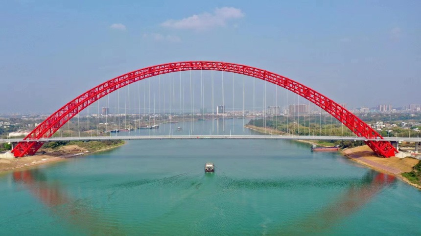 PDChina's tweet photo. Recognized as the world’s longest arch bridge by the Guinness World Records for its 575m-long main span, the 1,035m-long Third Pingnan Bridge, a project on the expressway linking Lipu and Yulin in south China’s Guangxi, has been a signature engineering feat in China since 2020. https://t.co/gWGhPqeChp