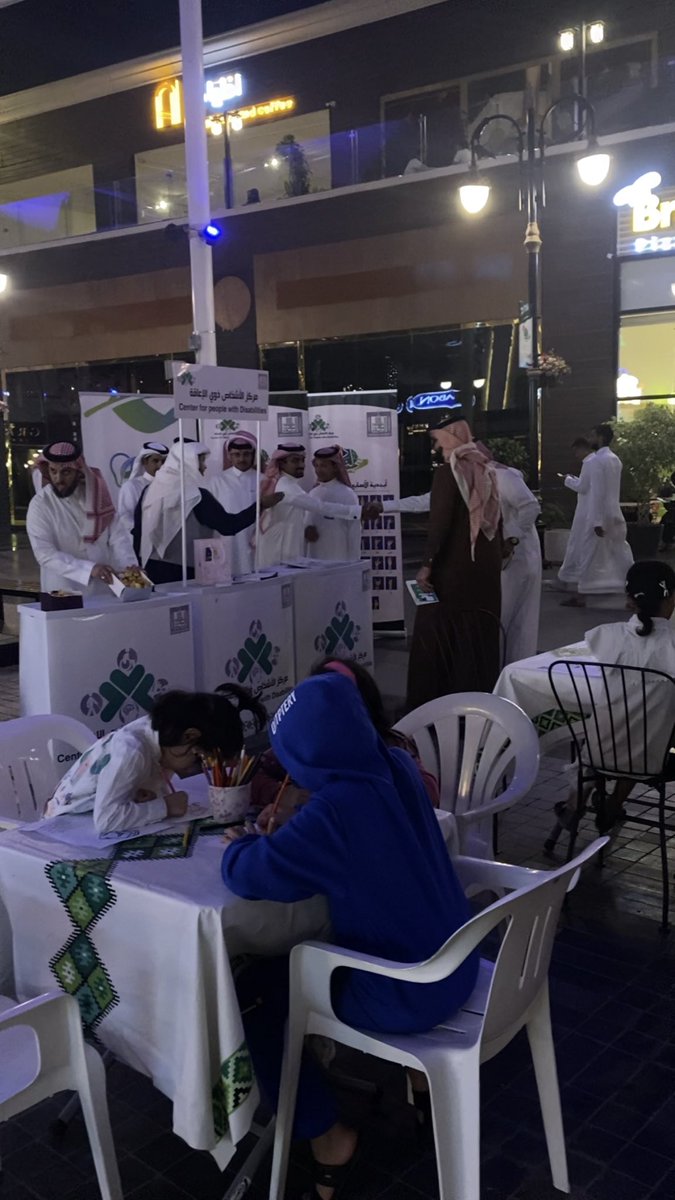CpdKku's tweet photo. نفذ #مركز_الأشخاص_ذوي_الإعاقة بـ #جامعة_الملك_خالد فعالية الاحتفال بذكرى #اليوم_الوطني 92 واليوم العالمي لـ #لغة_الاشارة بالتعاون مع جمعية الأمل لذوي الإعاقة السمعية وبحضور عدد من الزوار تم نشر ثقافة الصم وتعزيز التواصل مع المجتمع السامع، وشرح الخدمات المتاحة للصم من قبل المركز. https://t.co/kCDINeME10