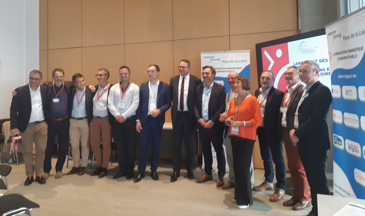 ActeursHlm_PdlL's tweet photo. 🏁EnergieSprong Pays de la Loire, c'est parti !
Les 7 bailleurs hlm et les 3 groupements d'entreprises lauréats réunis au #CongresHlm pour le plus gros marché français de rénovation énergétique de logts #hlm selon le concept @EnergiesprongFR.
1458 logements bientôt à Energie=0 https://t.co/9PGj4AWOXB