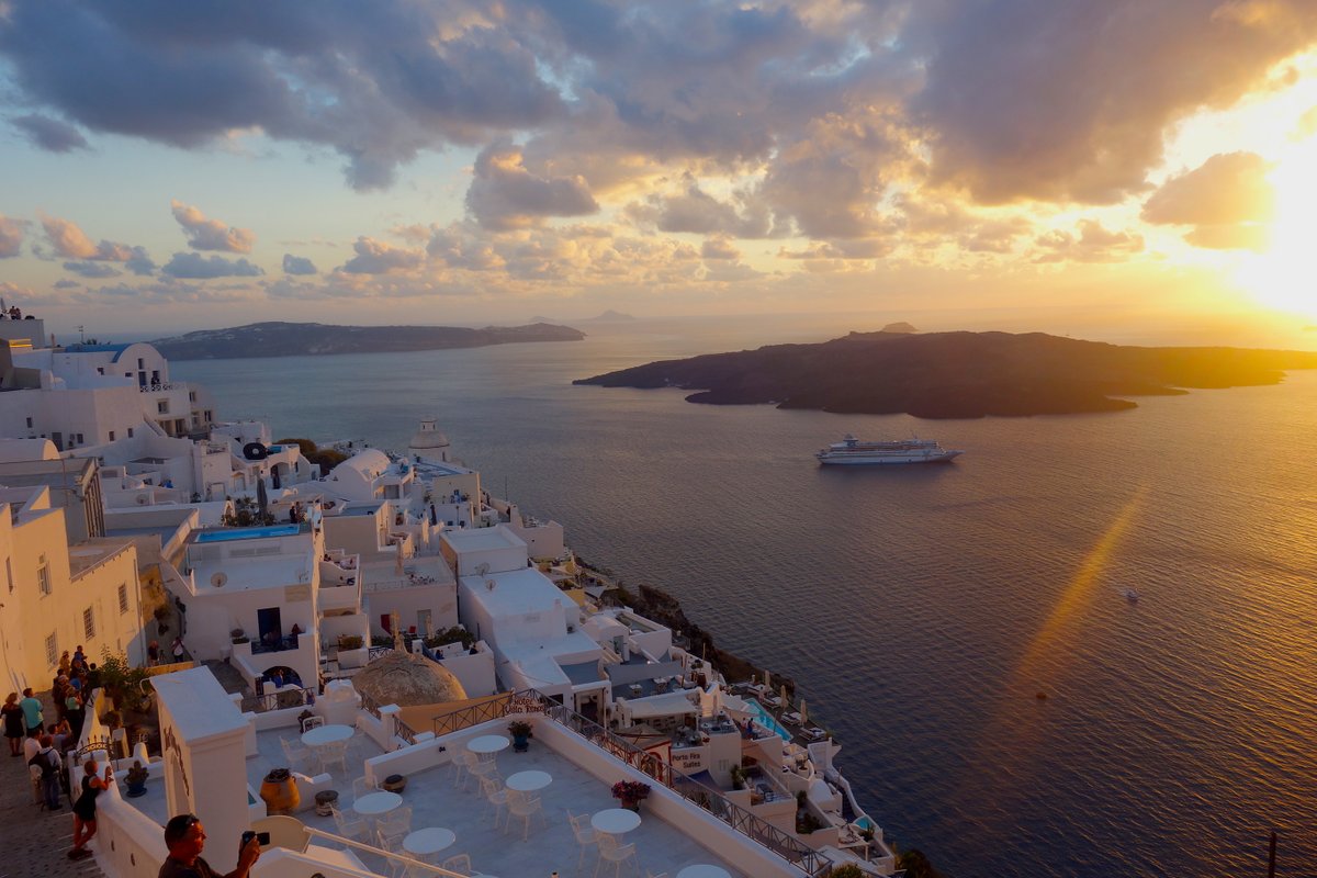 The magic island of Santorini, Greece has a new hotel gem. Find out more in this article:
khllifestyle.com/blog-entries/n…
#santorini #Greece #Travel #holidays #greekislands