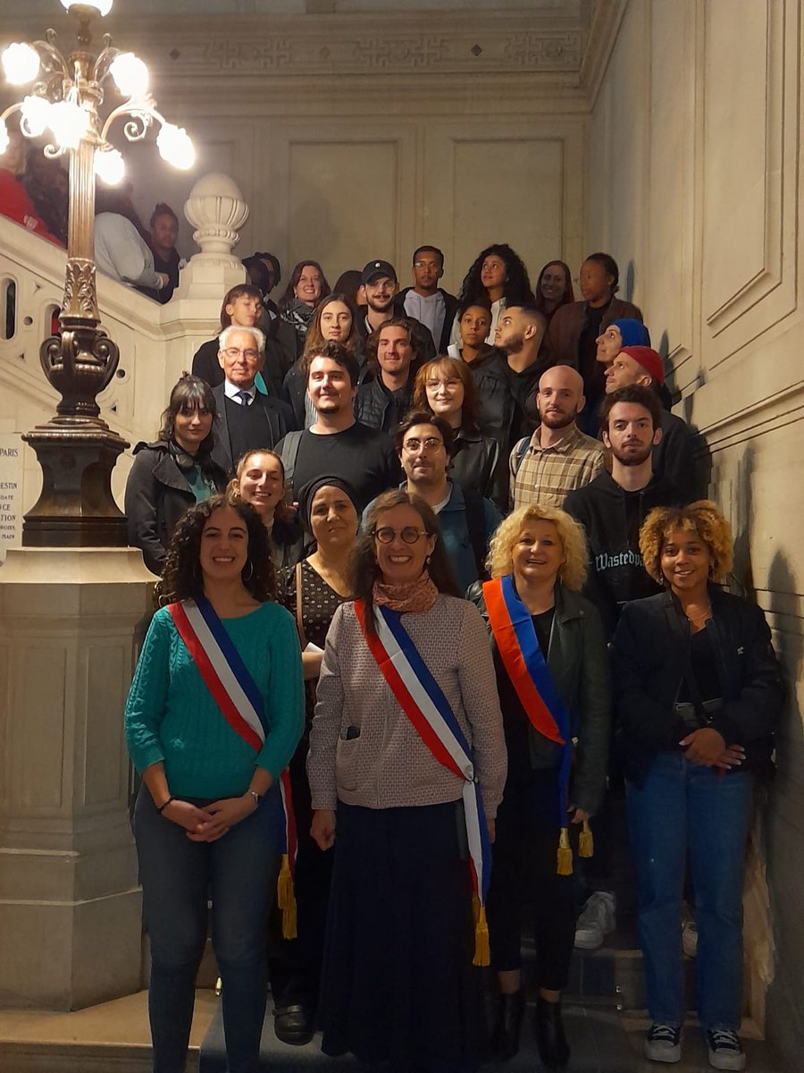 EPierreMarie's tweet photo. Moment convivial hier soir afin de célébrer l'engagement des jeunes 🎓 J'ai eu l'honneur avec @anouchcomushian &amp; @SCharnoz de leur remettre 1 Diplôme d'Engagement pour leur implication dans l'organisation du festival par et pour les jeunes du 12e "on s'la coule douze" 👏 https://t.co/bW1W7qmDuz