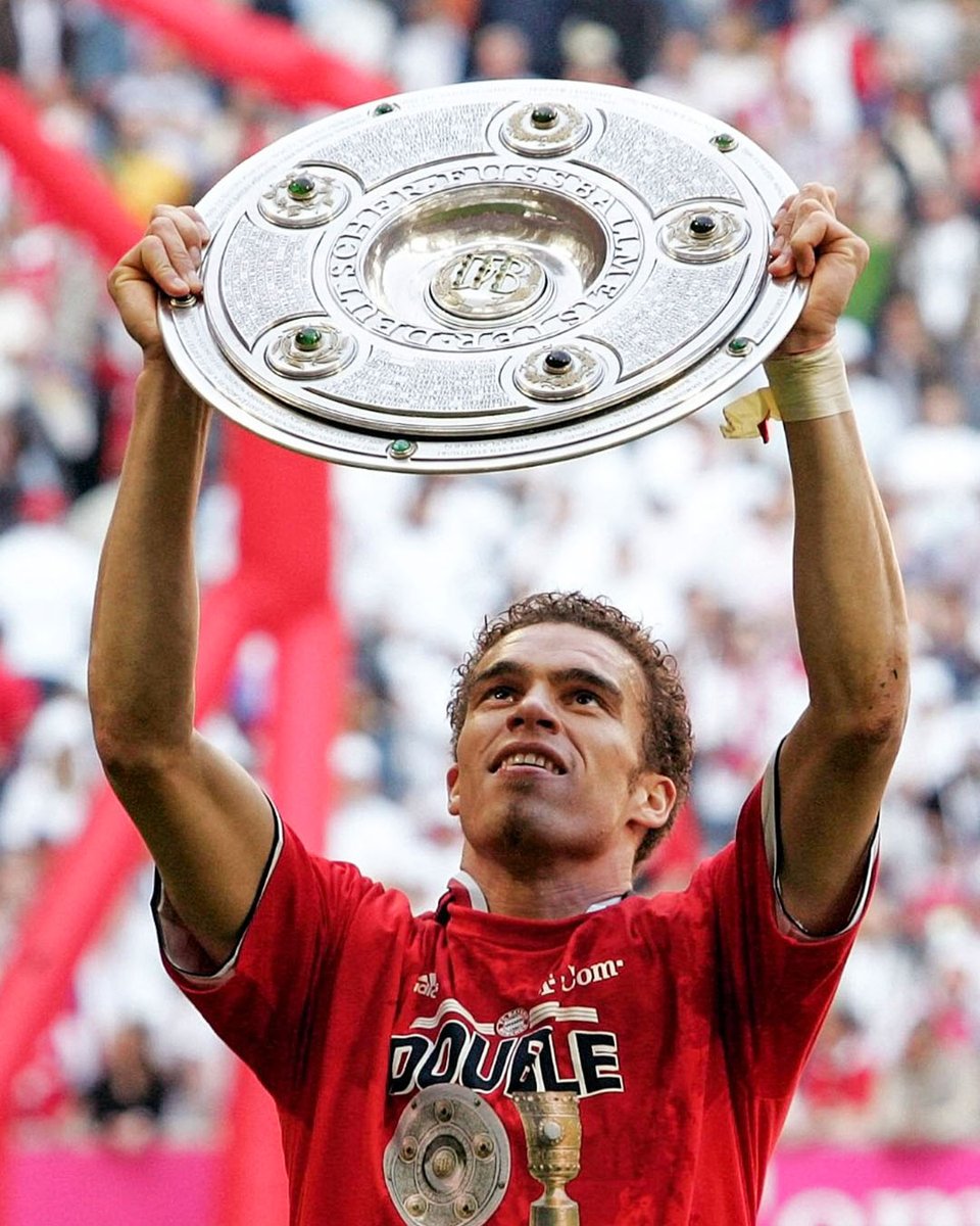 Bon anniversaire zum 47. Geburtstag wünschen wir unserem ehemaligen Innenverteidiger Valérien #Ismaël! 🎁

#FCBayern #MiaSanMia <a href="/valerien_ismael/">Valérien Ismaël</a>