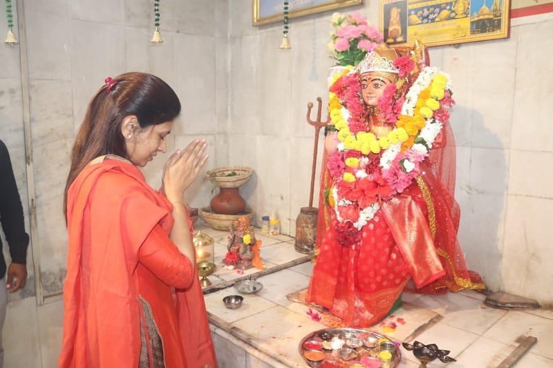नवरात्र उत्सवा निमित्त मौजे कोथळी (मुक्ताईनगर) येथील म्हाळसादेवी मंदिर येथे भेट देऊन दर्शन घेतले...

शारदीय नवरात्र उत्सव निमित्त मौजे कोथळी (मुक्ताईनगर) येथिल श्री म्हाळसादेवी मंदिर येथे भेट देऊन दर्शन घेतले, तसेच उपस्थित भविकांशी संवाद साधला व दांडिया कार्यक्रमाचा आनंद घेतला.