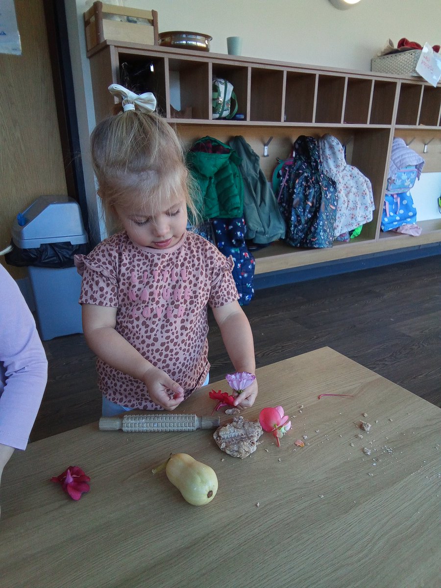 AshbridgeMaxy's tweet photo. We had a lovely time in Wrens this morning exploring spiced playdough with the flowers and leaves and mini squashes #Autumnplaydough #Naturalobjects #Vegetables #Wrens https://t.co/5cilHBEAYy