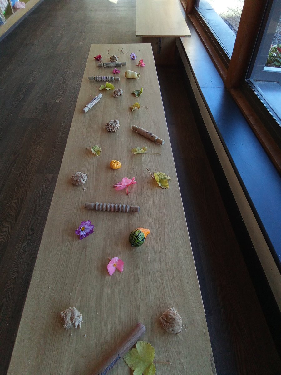 AshbridgeMaxy's tweet photo. We had a lovely time in Wrens this morning exploring spiced playdough with the flowers and leaves and mini squashes #Autumnplaydough #Naturalobjects #Vegetables #Wrens https://t.co/5cilHBEAYy