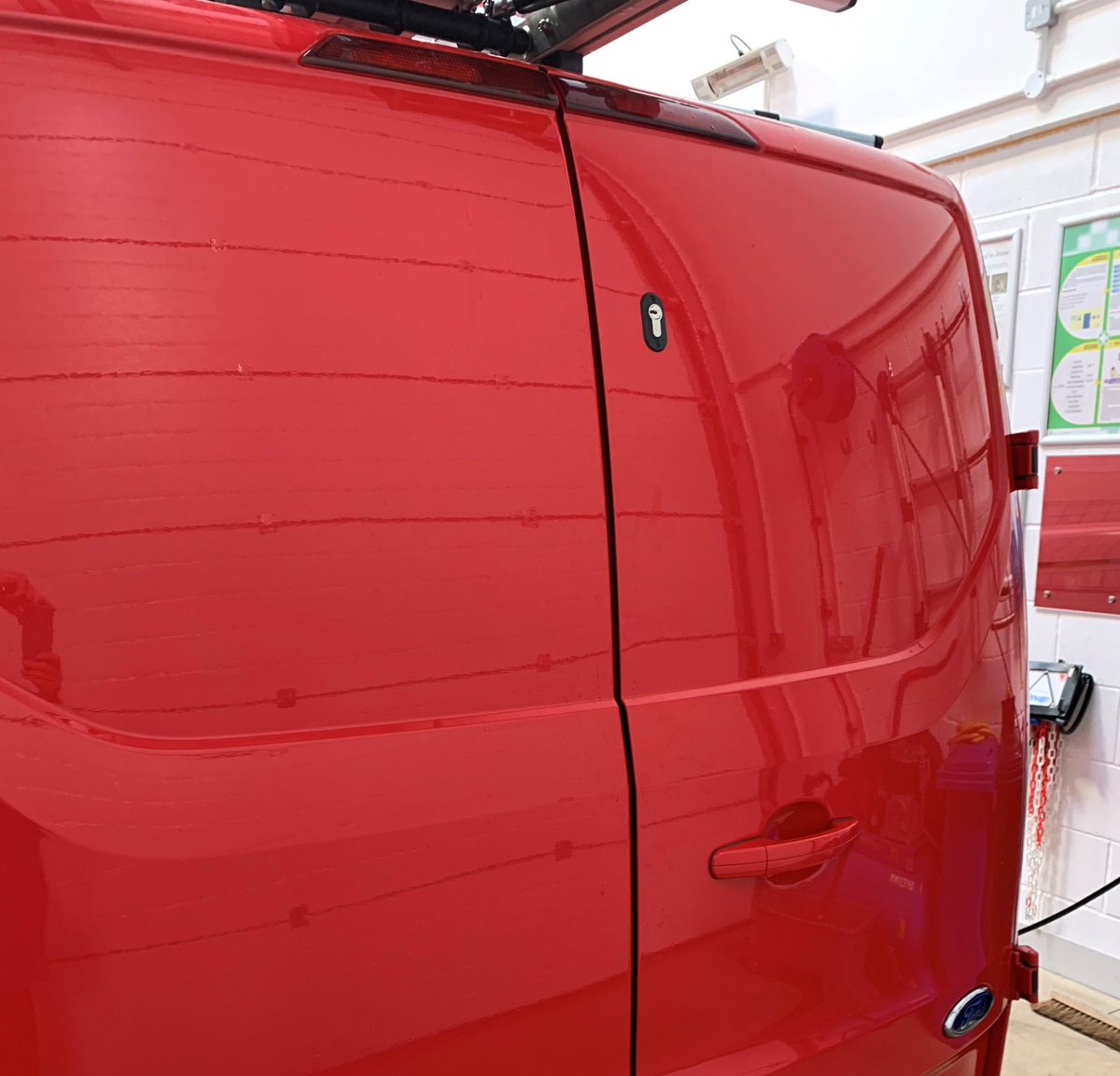 vanwagenuk's tweet image. Ford Custom fitted with L4V hook dead locks in high position on the sliding door and rear door.

This is the bare minimum that any Ford owner should be fitting to their van.

#vancrime #securitylocks #hooklocks #vansecurity
#vanwagen #deadlocks #customercare #letstalk #fordcustom