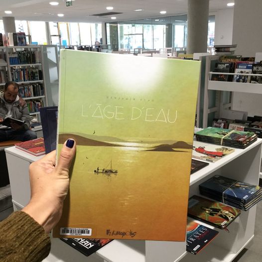BibAssiaDjebar's tweet photo. Coup de cœur #MercrediBD pour L'âge d'eau de Benjamin Flao ! 😍📚
Un titre post apocalyptique aux dessins superbes qui nous transporte dans une France où la montée des eaux modifie non seulement le paysage mais aussi la société !
#bib2paris #bibdu20 #bibassiadjebar #BD #Flao https://t.co/cyMToOjlxL
