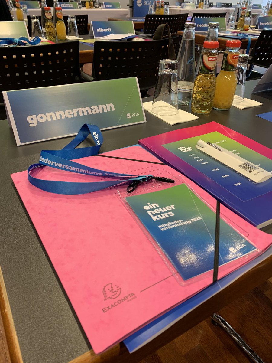 waren_e's tweet photo. BUNT war es gestern beim #bga in Berlin. Nicht nur ein neues Corporate Design und ein neuer Kurs des BGA, sondern auch ein bunter Austausch mit Frau Nahles, Herrn Merz und Bundesminister Lindner.
#warenverein #livedabeiinberlin #buntistimmergut https://t.co/znQLJif4xG